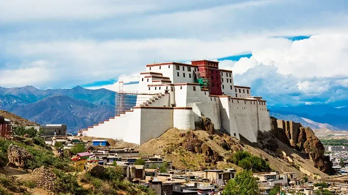 DRIVE FROM SAGA TO SHIGATSE OR DRIVE TO KYRUNG	B /L/D